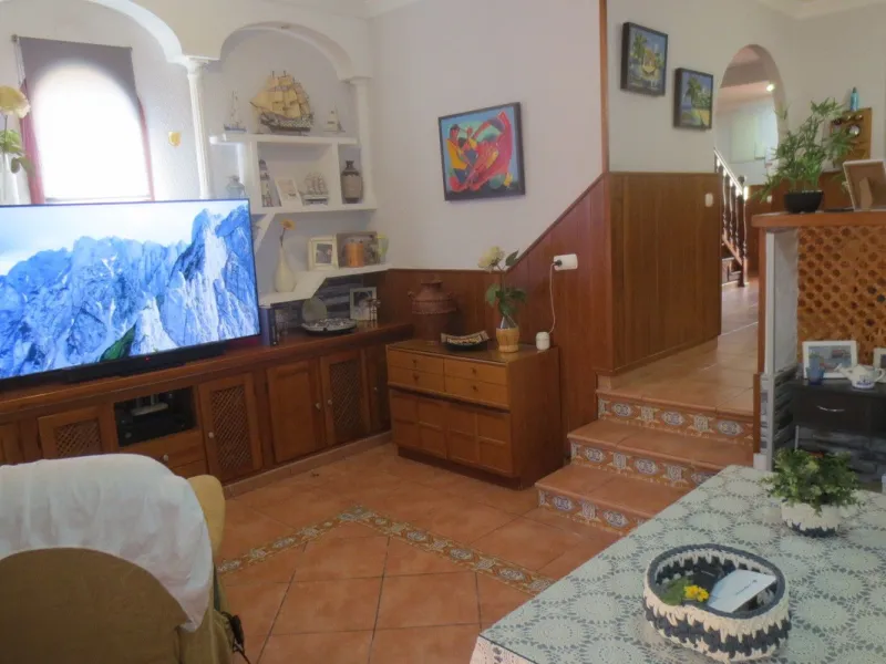Fantastic semi-detached single-family home in the lower part of the El Coto Urbanization.