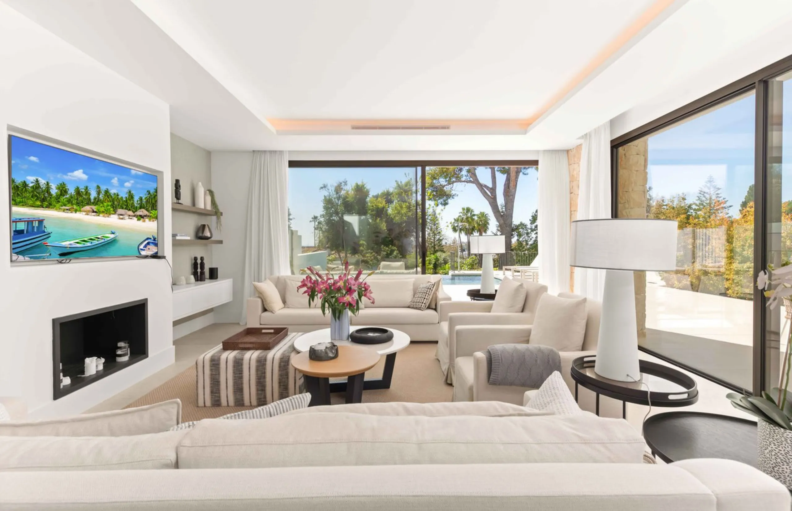 This villa in San Pedro Alcántara is listed at €3,695,000 with 5 bedrooms, 4.5 bathrooms, 488 m² of built living space and 238 m² of terraces, set on a 526 m² plot with private pool, jacuzzi and garage space for 3 cars.