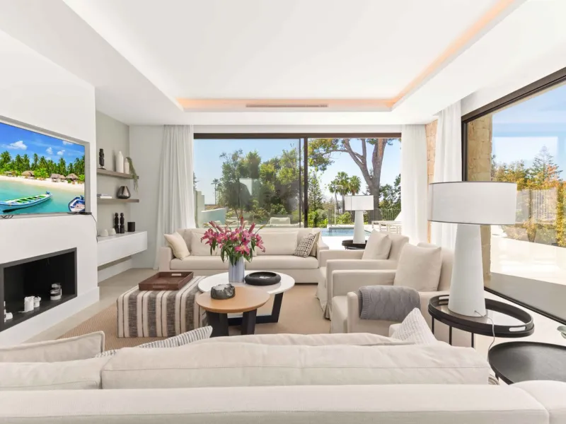 This villa in San Pedro Alcántara is listed at €3,695,000 with 5 bedrooms, 4.5 bathrooms, 488 m² of built living space and 238 m² of terraces, set on a 526 m² plot with private pool, jacuzzi and garage space for 3 cars.
