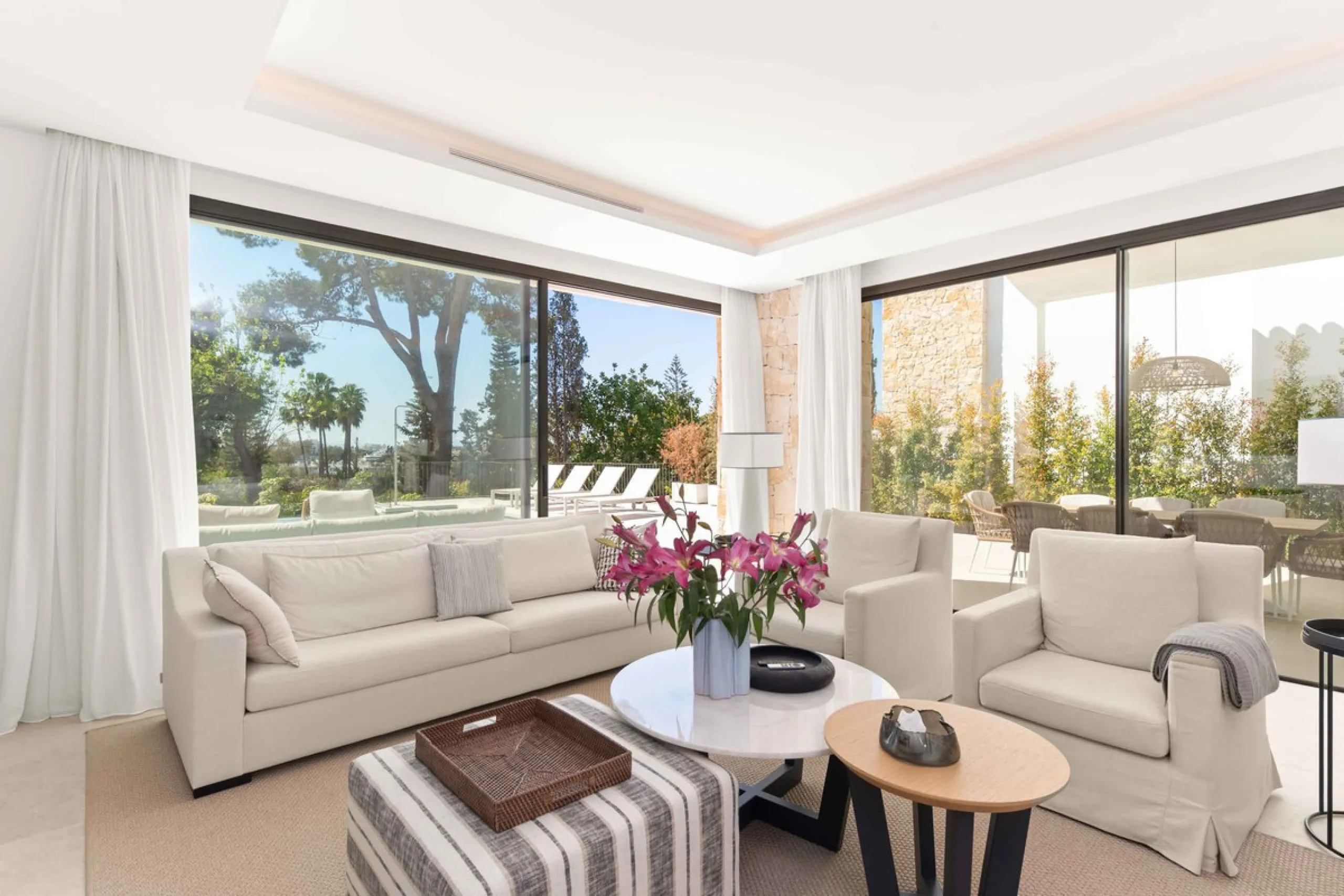 This villa in San Pedro Alcántara is listed at €3,695,000 with 5 bedrooms, 4.5 bathrooms, 488 m² of built living space and 238 m² of terraces, set on a 526 m² plot with private pool, jacuzzi and garage space for 3 cars.