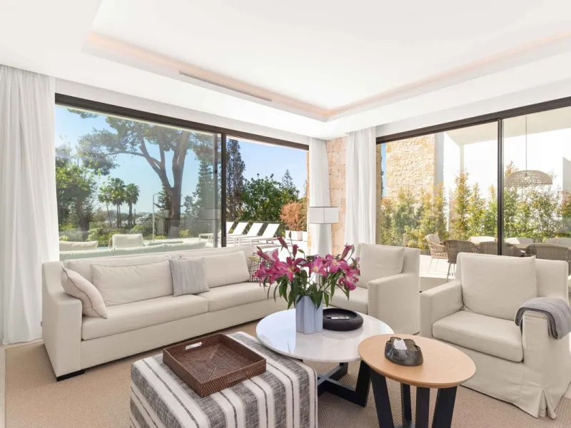 This villa in San Pedro Alcántara is listed at €3,695,000 with 5 bedrooms, 4.5 bathrooms, 488 m² of built living space and 238 m² of terraces, set on a 526 m² plot with private pool, jacuzzi and garage space for 3 cars.