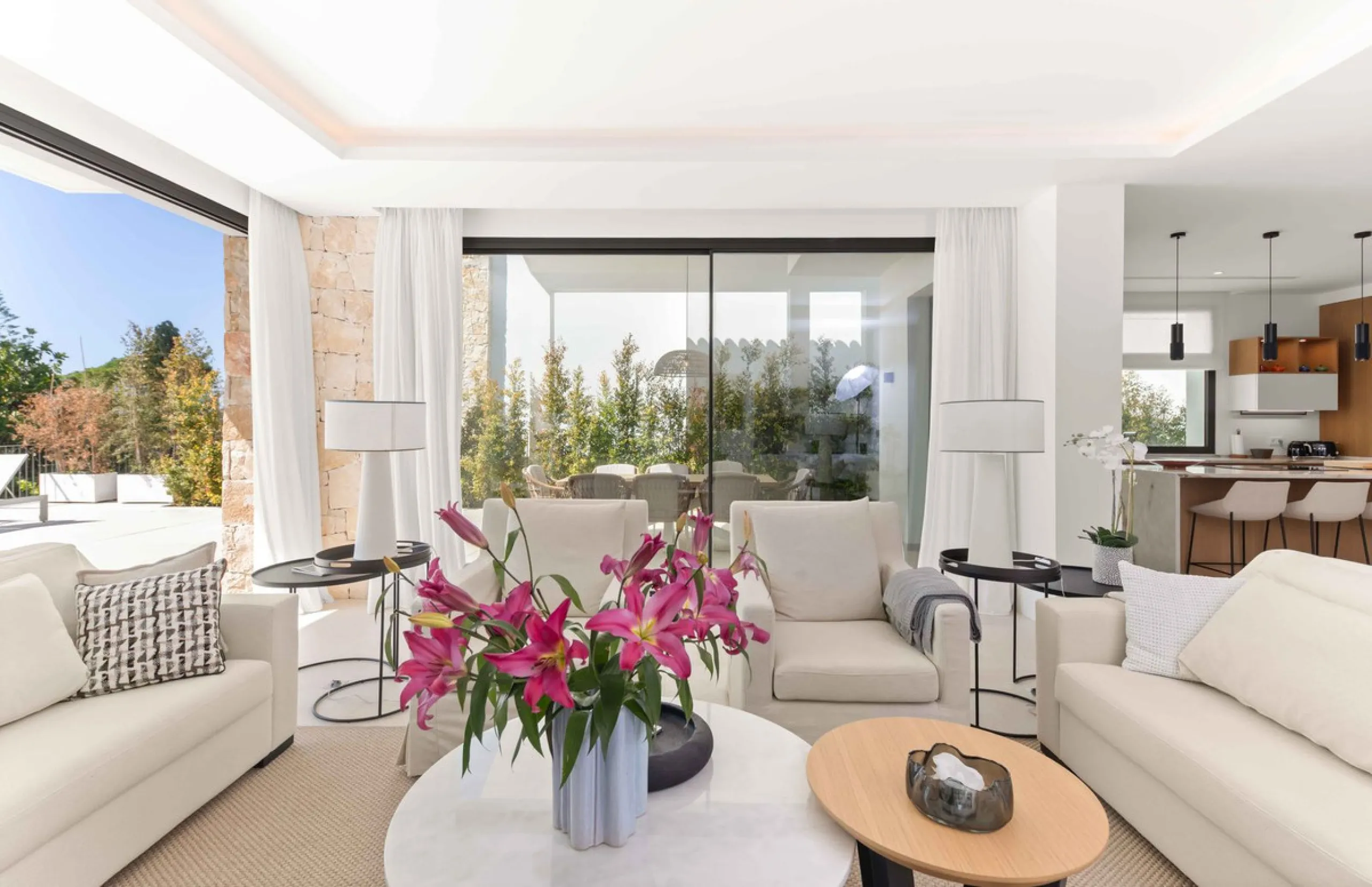 This villa in San Pedro Alcántara is listed at €3,695,000 with 5 bedrooms, 4.5 bathrooms, 488 m² of built living space and 238 m² of terraces, set on a 526 m² plot with private pool, jacuzzi and garage space for 3 cars.