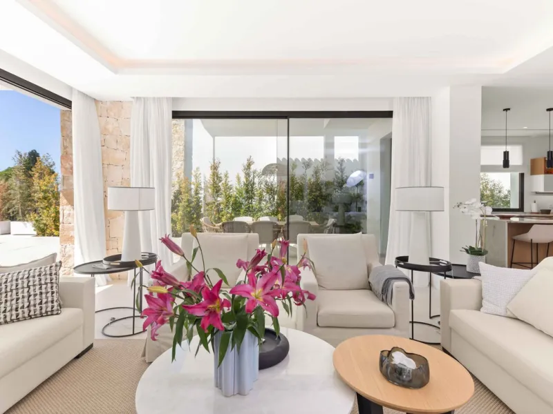 This villa in San Pedro Alcántara is listed at €3,695,000 with 5 bedrooms, 4.5 bathrooms, 488 m² of built living space and 238 m² of terraces, set on a 526 m² plot with private pool, jacuzzi and garage space for 3 cars.