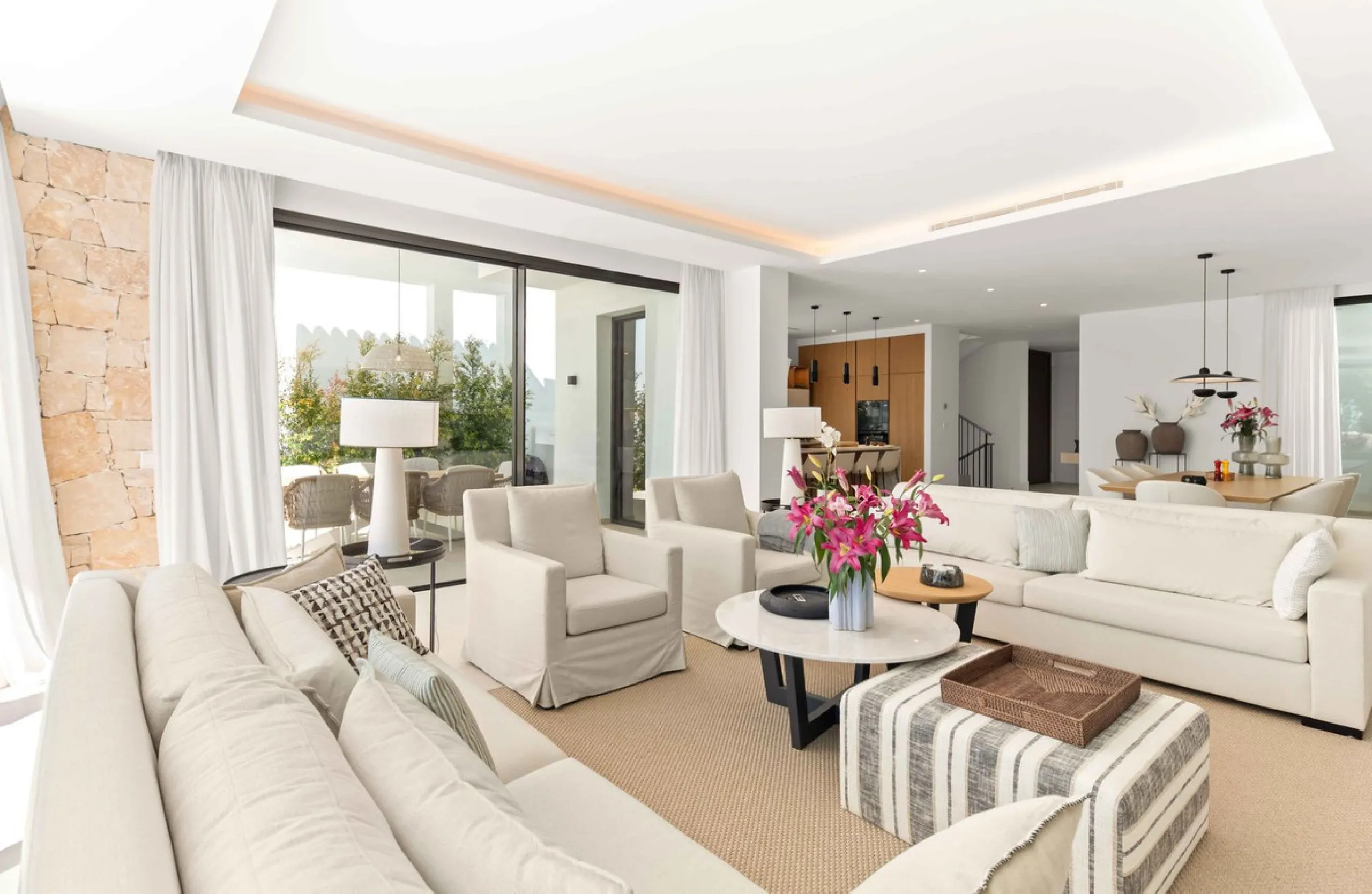 This villa in San Pedro Alcántara is listed at €3,695,000 with 5 bedrooms, 4.5 bathrooms, 488 m² of built living space and 238 m² of terraces, set on a 526 m² plot with private pool, jacuzzi and garage space for 3 cars.