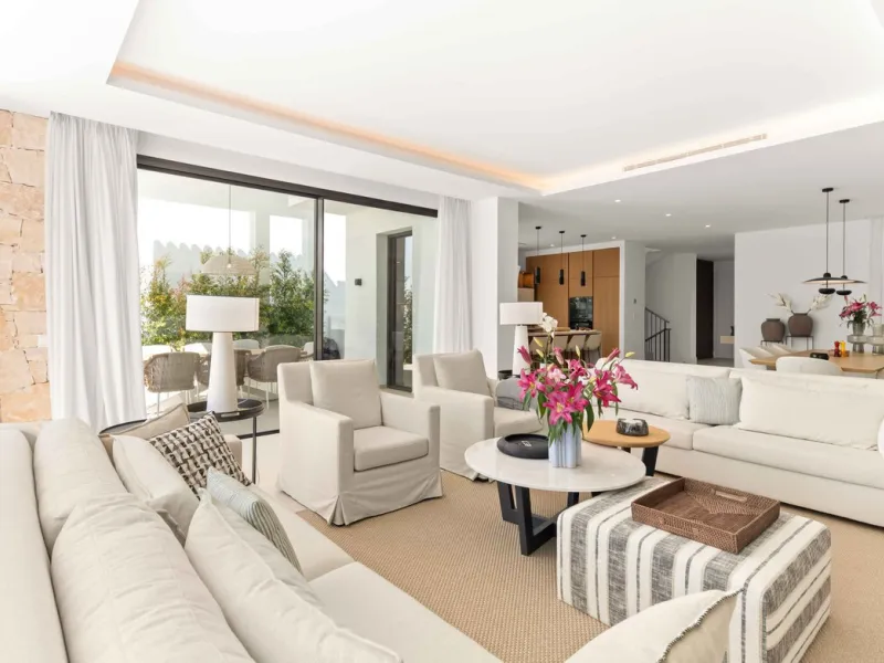 This villa in San Pedro Alcántara is listed at €3,695,000 with 5 bedrooms, 4.5 bathrooms, 488 m² of built living space and 238 m² of terraces, set on a 526 m² plot with private pool, jacuzzi and garage space for 3 cars.