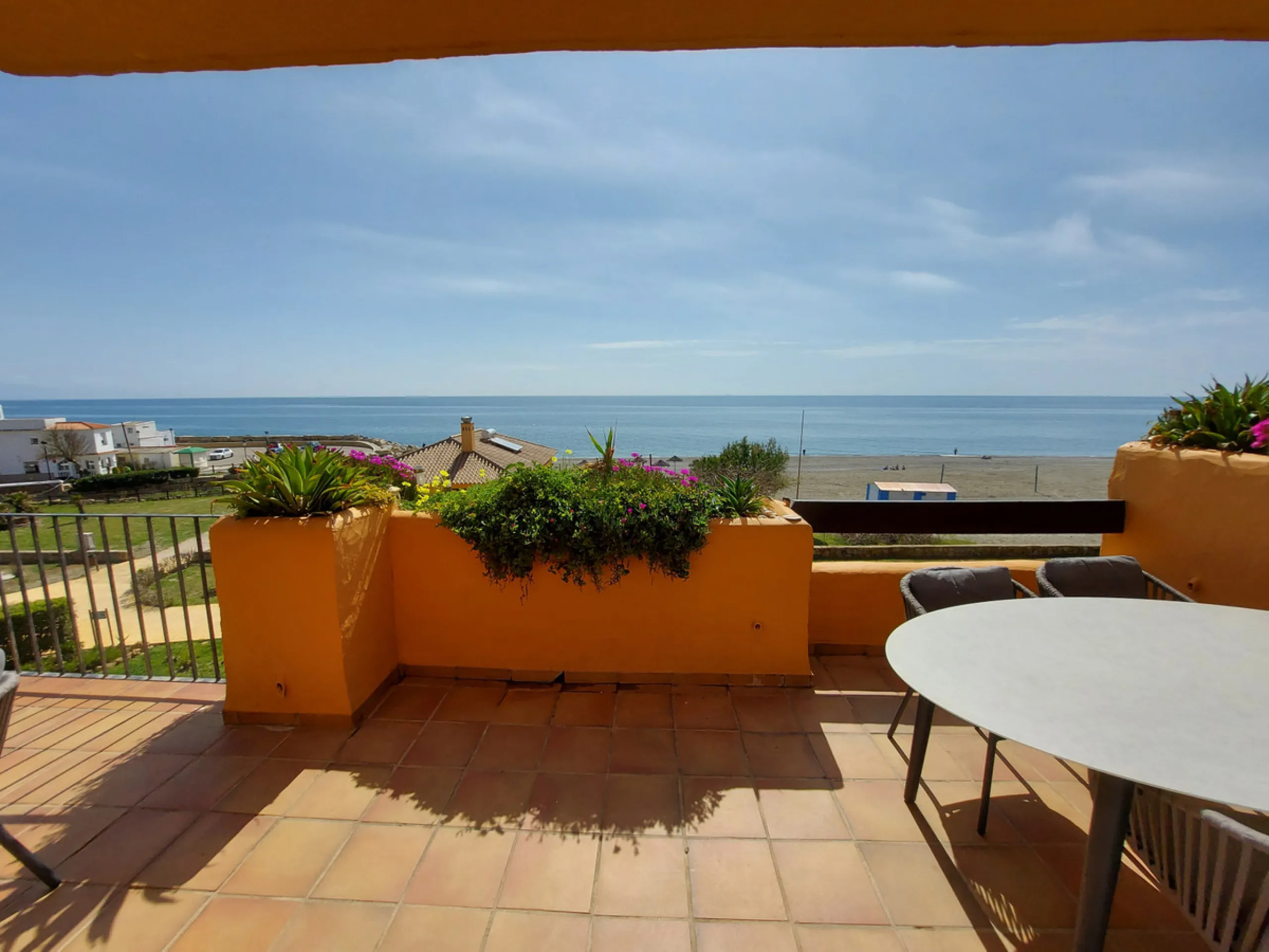 Urb. Los Granados - Sought after front line Beach development. A well presented modernised (new top of the range kitchen) front line beach 2 bedroom corner apartment with uninterrupted beach and sea views from the terrace. The complex is located on the be
