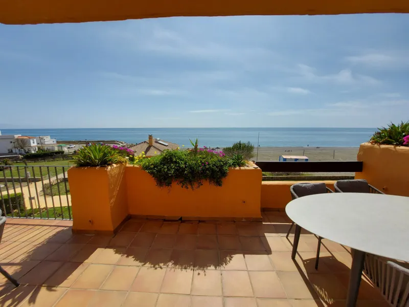 Urb. Los Granados - Sought after front line Beach development. A well presented modernised (new top of the range kitchen) front line beach 2 bedroom corner apartment with uninterrupted beach and sea views from the terrace. The complex is located on the be