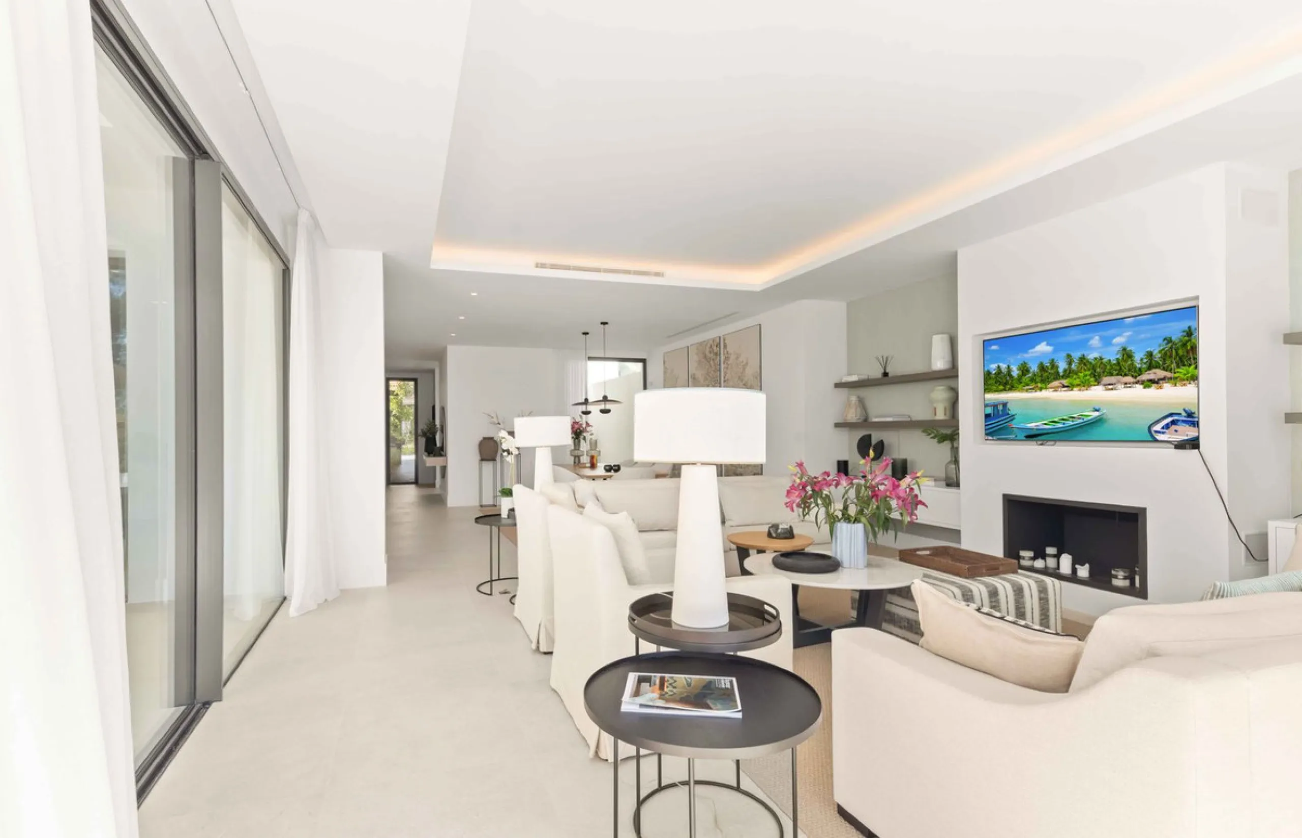This villa in San Pedro Alcántara is listed at €3,695,000 with 5 bedrooms, 4.5 bathrooms, 488 m² of built living space and 238 m² of terraces, set on a 526 m² plot with private pool, jacuzzi and garage space for 3 cars.