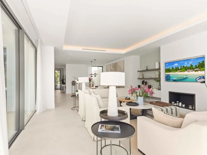 This villa in San Pedro Alcántara is listed at €3,695,000 with 5 bedrooms, 4.5 bathrooms, 488 m² of built living space and 238 m² of terraces, set on a 526 m² plot with private pool, jacuzzi and garage space for 3 cars.
