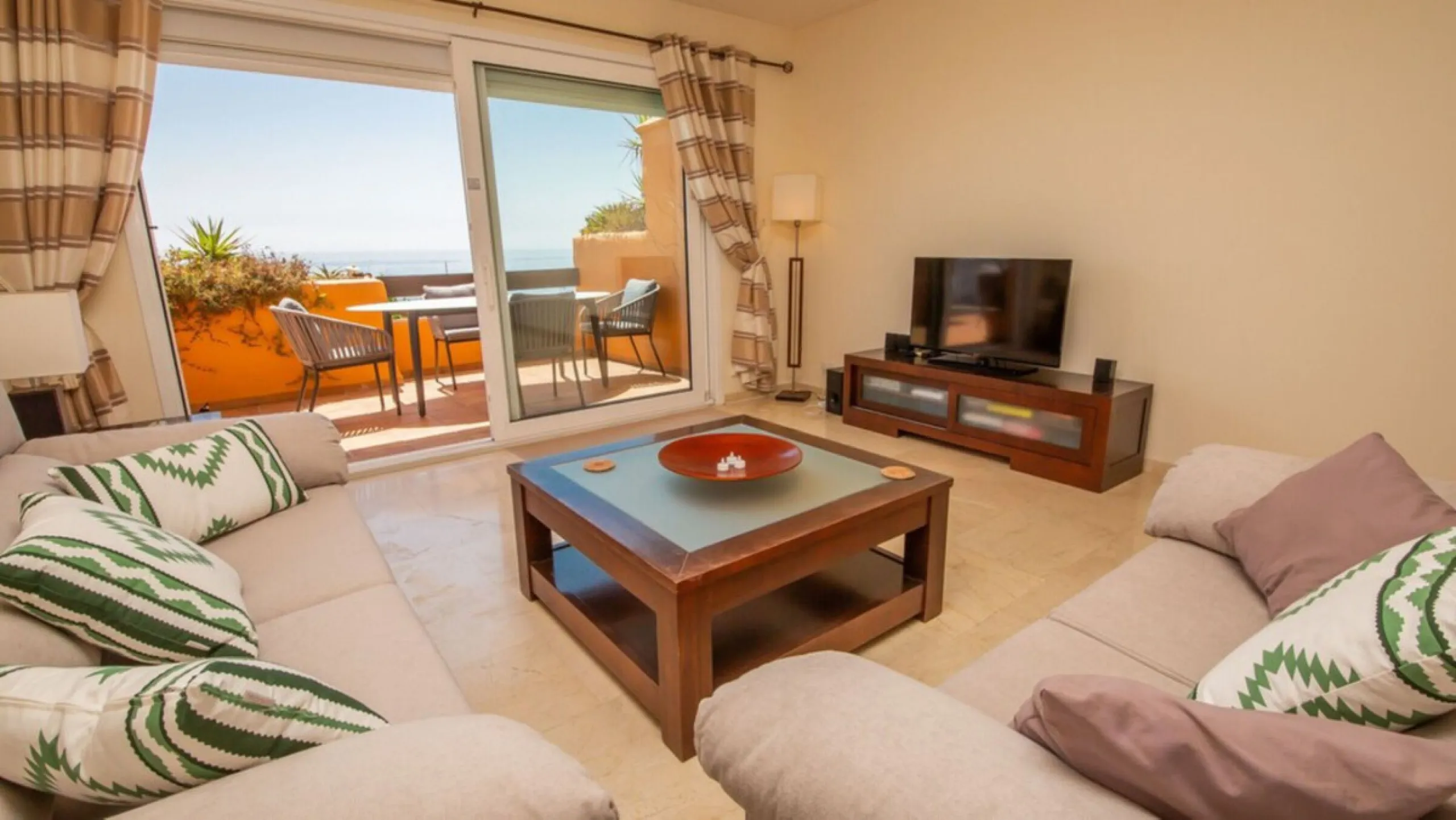 Urb. Los Granados - Sought after front line Beach development. A well presented modernised (new top of the range kitchen) front line beach 2 bedroom corner apartment with uninterrupted beach and sea views from the terrace. The complex is located on the be