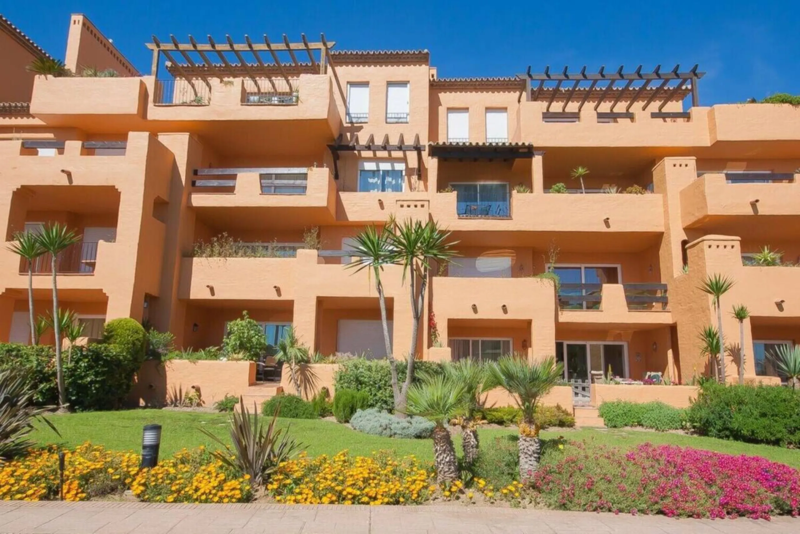 Urb. Los Granados - Sought after front line Beach development. A well presented modernised (new top of the range kitchen) front line beach 2 bedroom corner apartment with uninterrupted beach and sea views from the terrace. The complex is located on the be