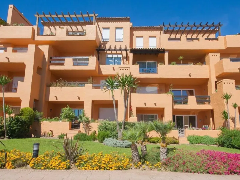 Urb. Los Granados - Sought after front line Beach development. A well presented modernised (new top of the range kitchen) front line beach 2 bedroom corner apartment with uninterrupted beach and sea views from the terrace. The complex is located on the be