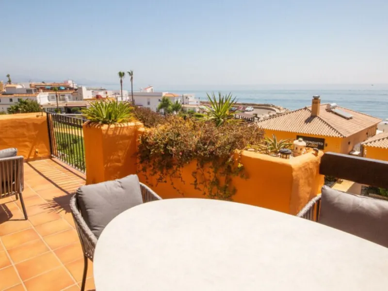 Urb. Los Granados - Sought after front line Beach development. A well presented modernised (new top of the range kitchen) front line beach 2 bedroom corner apartment with uninterrupted beach and sea views from the terrace. The complex is located on the be