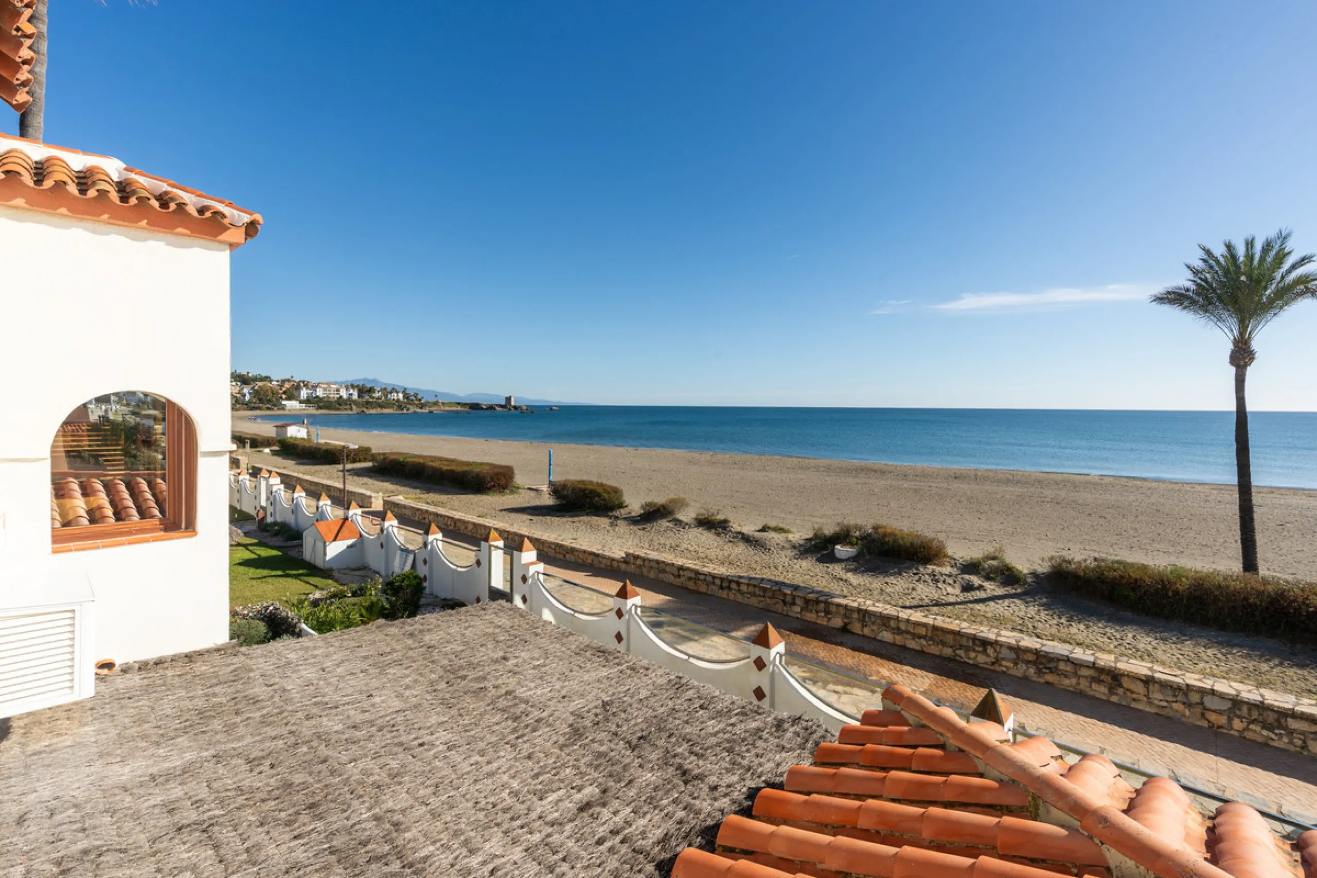 Strandnahes Stadthaus mit Meerblick bei San Luis de Sabinillas, Casares