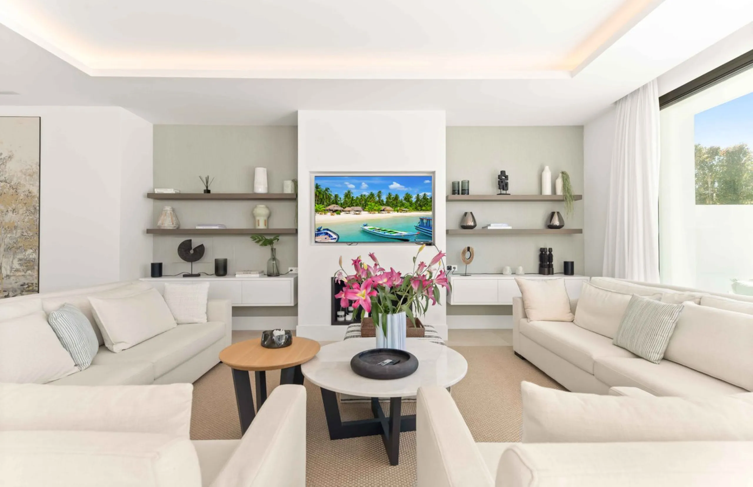 This villa in San Pedro Alcántara is listed at €3,695,000 with 5 bedrooms, 4.5 bathrooms, 488 m² of built living space and 238 m² of terraces, set on a 526 m² plot with private pool, jacuzzi and garage space for 3 cars.