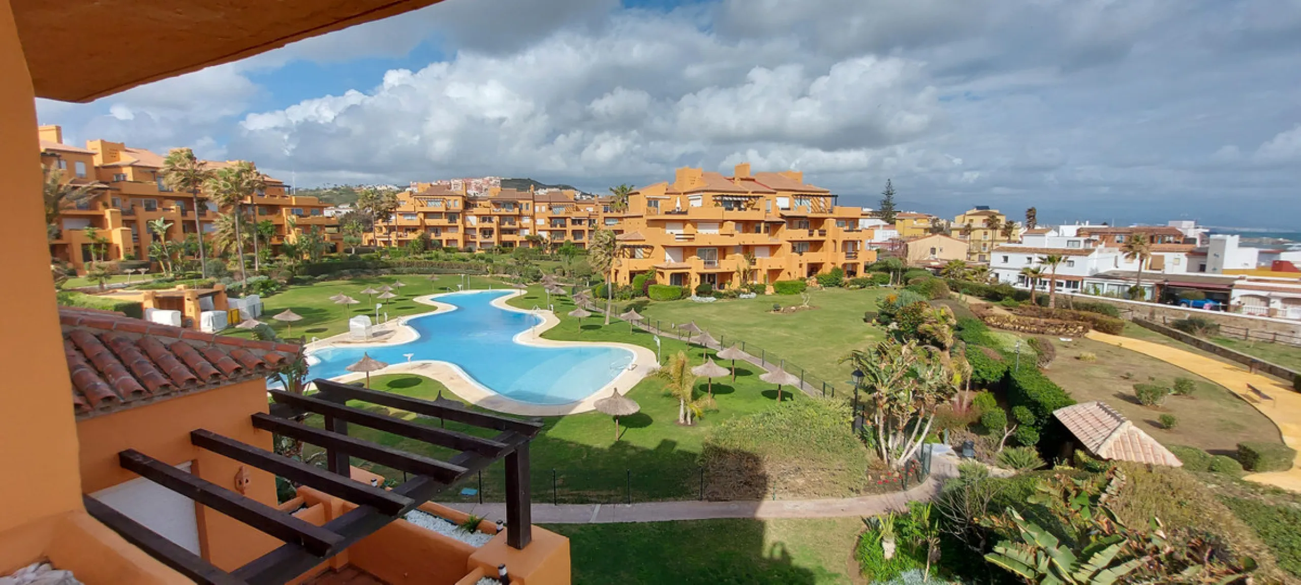 Urb. Los Granados - Sought after front line Beach development. A well presented modernised (new top of the range kitchen) front line beach 2 bedroom corner apartment with uninterrupted beach and sea views from the terrace. The complex is located on the be