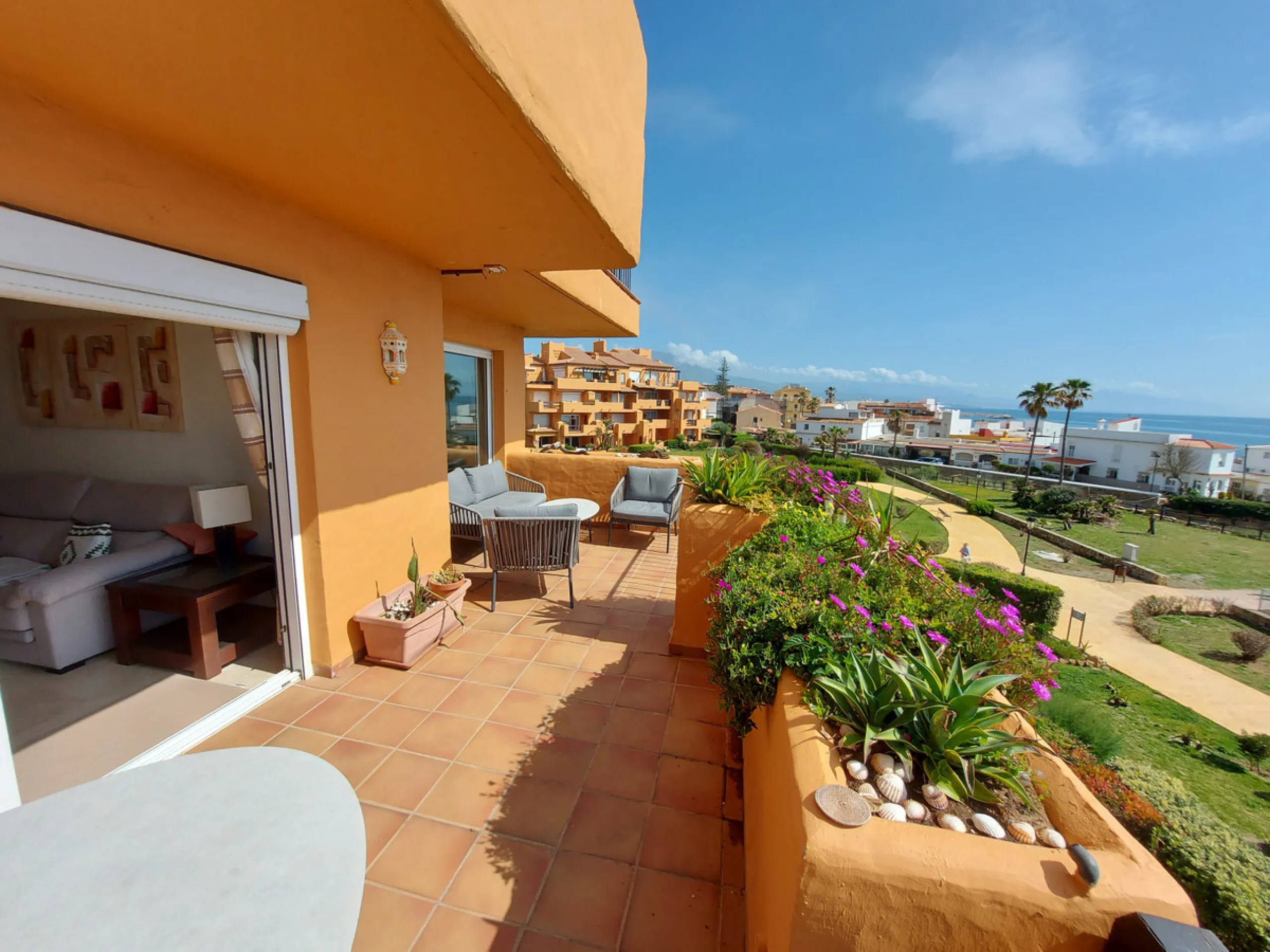 Urb. Los Granados - Sought after front line Beach development. A well presented modernised (new top of the range kitchen) front line beach 2 bedroom corner apartment with uninterrupted beach and sea views from the terrace. The complex is located on the be