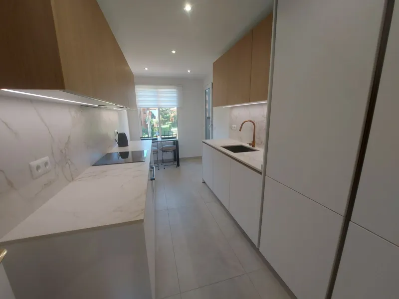 Urb. Los Granados - Sought after front line Beach development. A well presented modernised (new top of the range kitchen) front line beach 2 bedroom corner apartment with uninterrupted beach and sea views from the terrace. The complex is located on the be