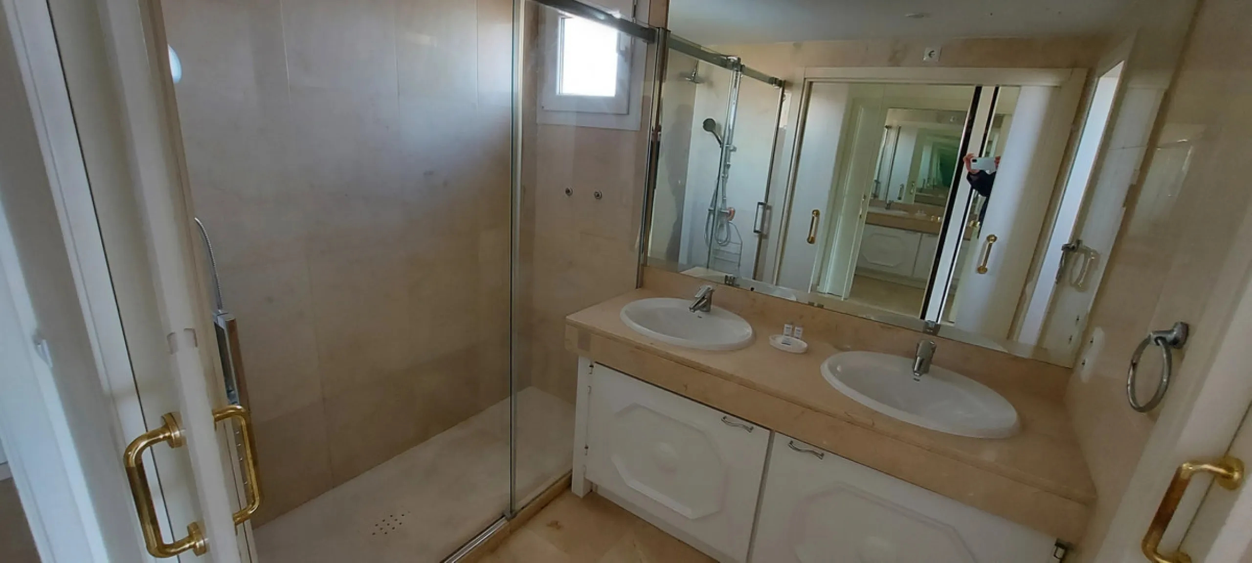 Urb. Los Granados - Sought after front line Beach development. A well presented modernised (new top of the range kitchen) front line beach 2 bedroom corner apartment with uninterrupted beach and sea views from the terrace. The complex is located on the be