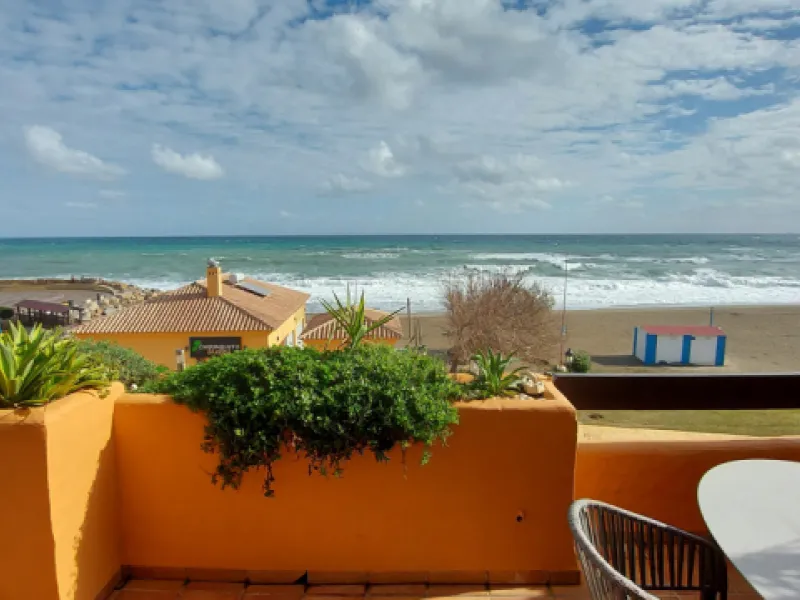 Urb. Los Granados - Sought after front line Beach development. A well presented modernised (new top of the range kitchen) front line beach 2 bedroom corner apartment with uninterrupted beach and sea views from the terrace. The complex is located on the be