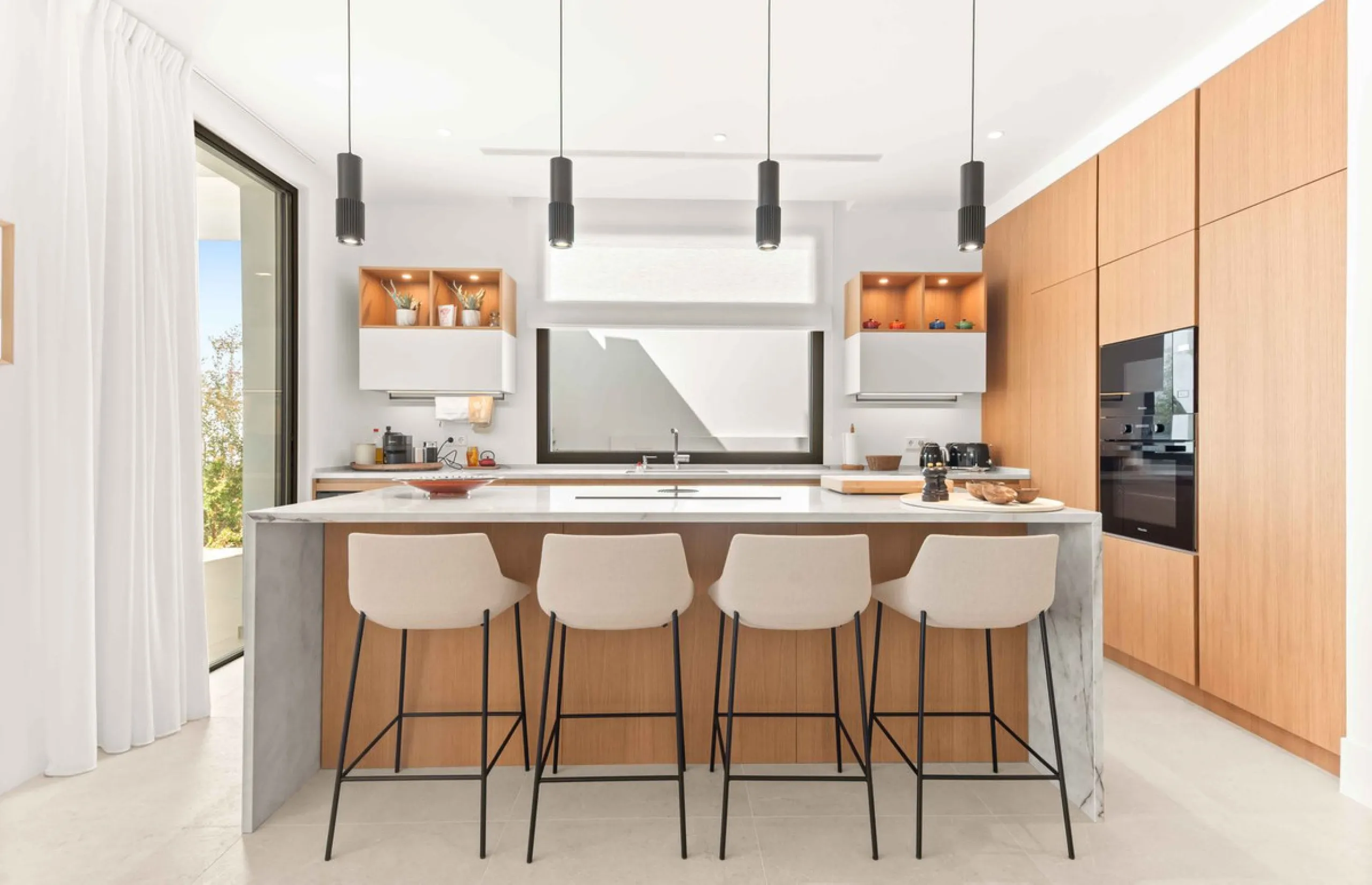This villa in San Pedro Alcántara is listed at €3,695,000 with 5 bedrooms, 4.5 bathrooms, 488 m² of built living space and 238 m² of terraces, set on a 526 m² plot with private pool, jacuzzi and garage space for 3 cars.