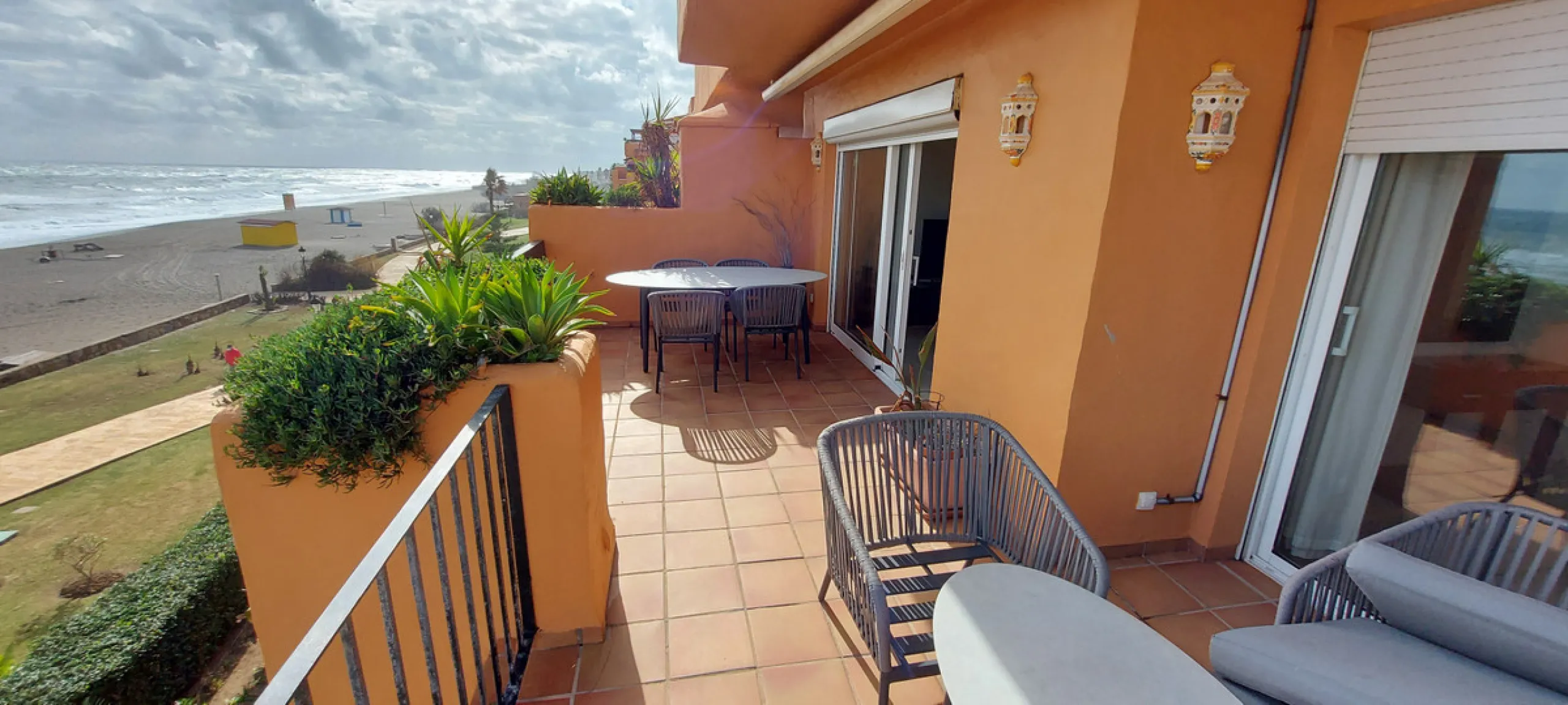 Urb. Los Granados - Sought after front line Beach development. A well presented modernised (new top of the range kitchen) front line beach 2 bedroom corner apartment with uninterrupted beach and sea views from the terrace. The complex is located on the be