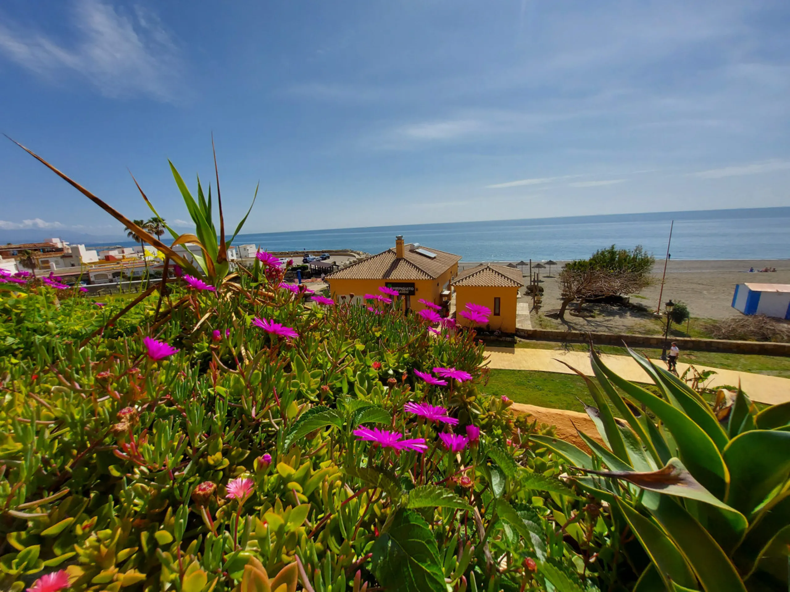 Urb. Los Granados - Sought after front line Beach development. A well presented modernised (new top of the range kitchen) front line beach 2 bedroom corner apartment with uninterrupted beach and sea views from the terrace. The complex is located on the be