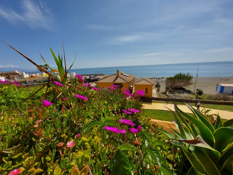Urb. Los Granados - Sought after front line Beach development. A well presented modernised (new top of the range kitchen) front line beach 2 bedroom corner apartment with uninterrupted beach and sea views from the terrace. The complex is located on the be