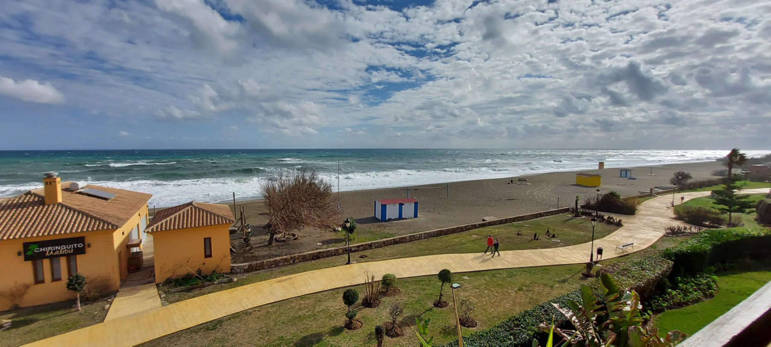 Urb. Los Granados - Sought after front line Beach development. A well presented modernised (new top of the range kitchen) front line beach 2 bedroom corner apartment with uninterrupted beach and sea views from the terrace. The complex is located on the be