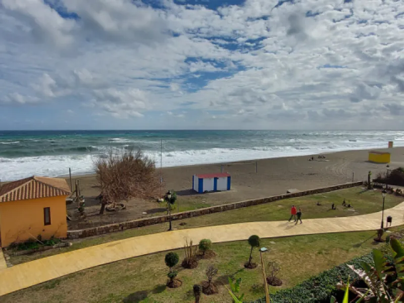 Urb. Los Granados - Sought after front line Beach development. A well presented modernised (new top of the range kitchen) front line beach 2 bedroom corner apartment with uninterrupted beach and sea views from the terrace. The complex is located on the be