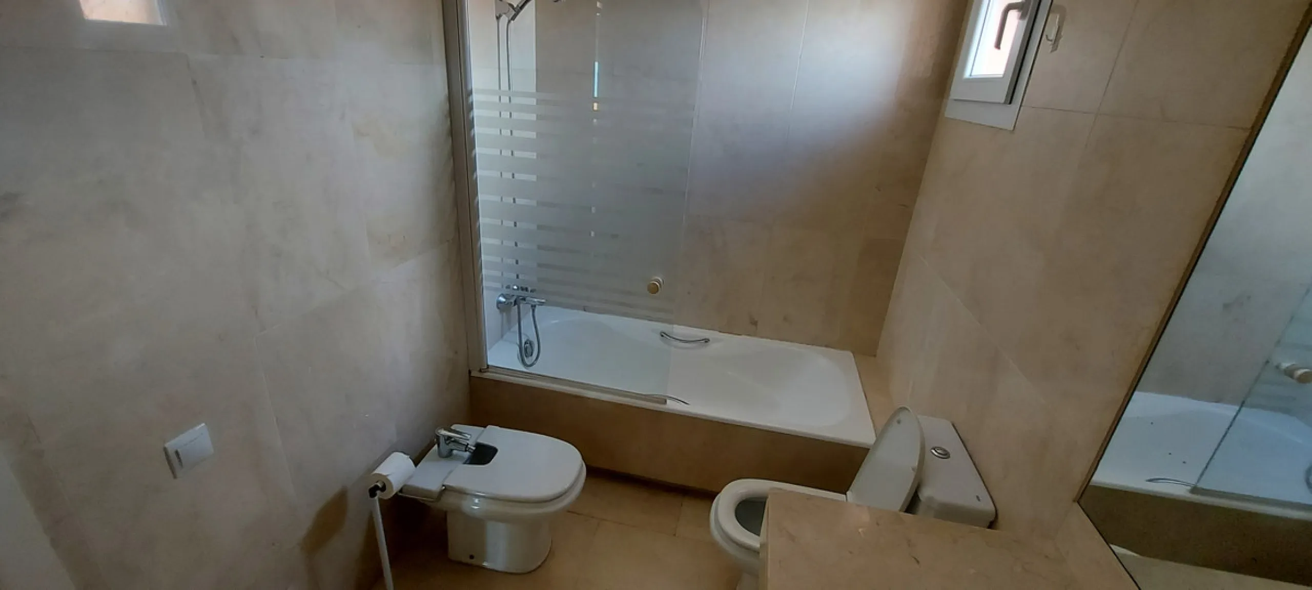 Urb. Los Granados - Sought after front line Beach development. A well presented modernised (new top of the range kitchen) front line beach 2 bedroom corner apartment with uninterrupted beach and sea views from the terrace. The complex is located on the be