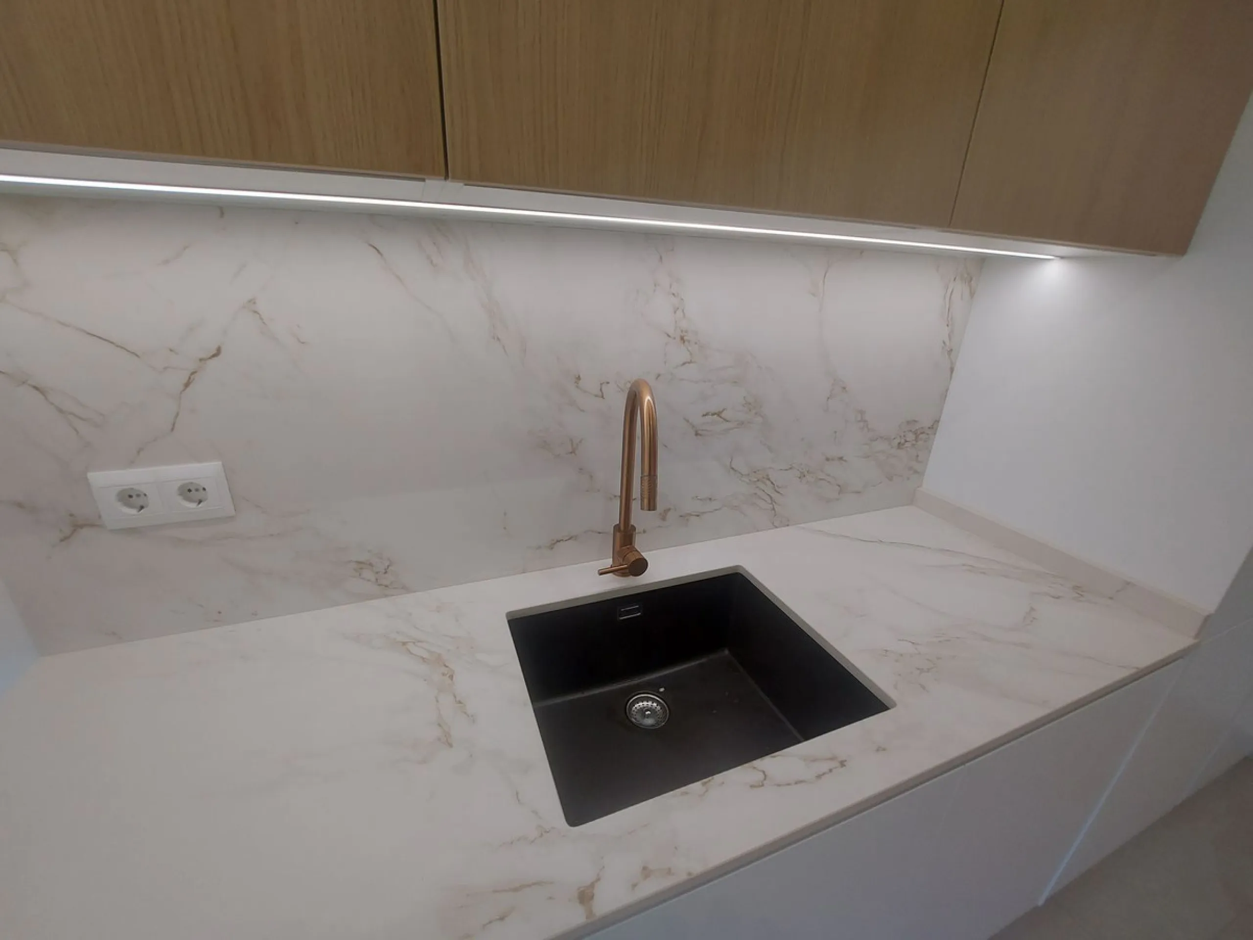 Urb. Los Granados - Sought after front line Beach development. A well presented modernised (new top of the range kitchen) front line beach 2 bedroom corner apartment with uninterrupted beach and sea views from the terrace. The complex is located on the be