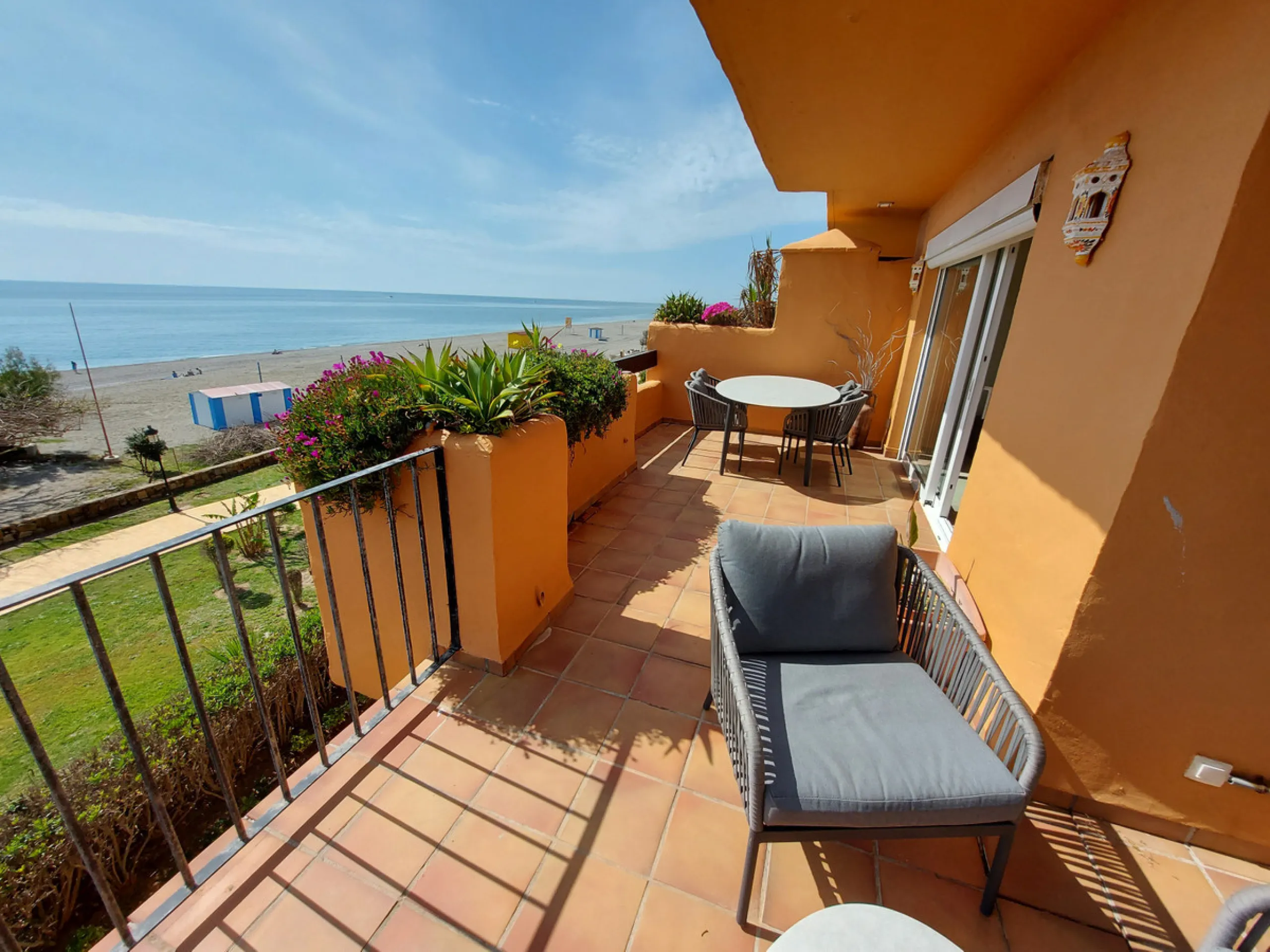 Urb. Los Granados - Sought after front line Beach development. A well presented modernised (new top of the range kitchen) front line beach 2 bedroom corner apartment with uninterrupted beach and sea views from the terrace. The complex is located on the be