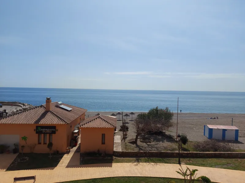 Urb. Los Granados - Sought after front line Beach development. A well presented modernised (new top of the range kitchen) front line beach 2 bedroom corner apartment with uninterrupted beach and sea views from the terrace. The complex is located on the be