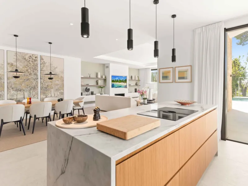 This villa in San Pedro Alcántara is listed at €3,695,000 with 5 bedrooms, 4.5 bathrooms, 488 m² of built living space and 238 m² of terraces, set on a 526 m² plot with private pool, jacuzzi and garage space for 3 cars.