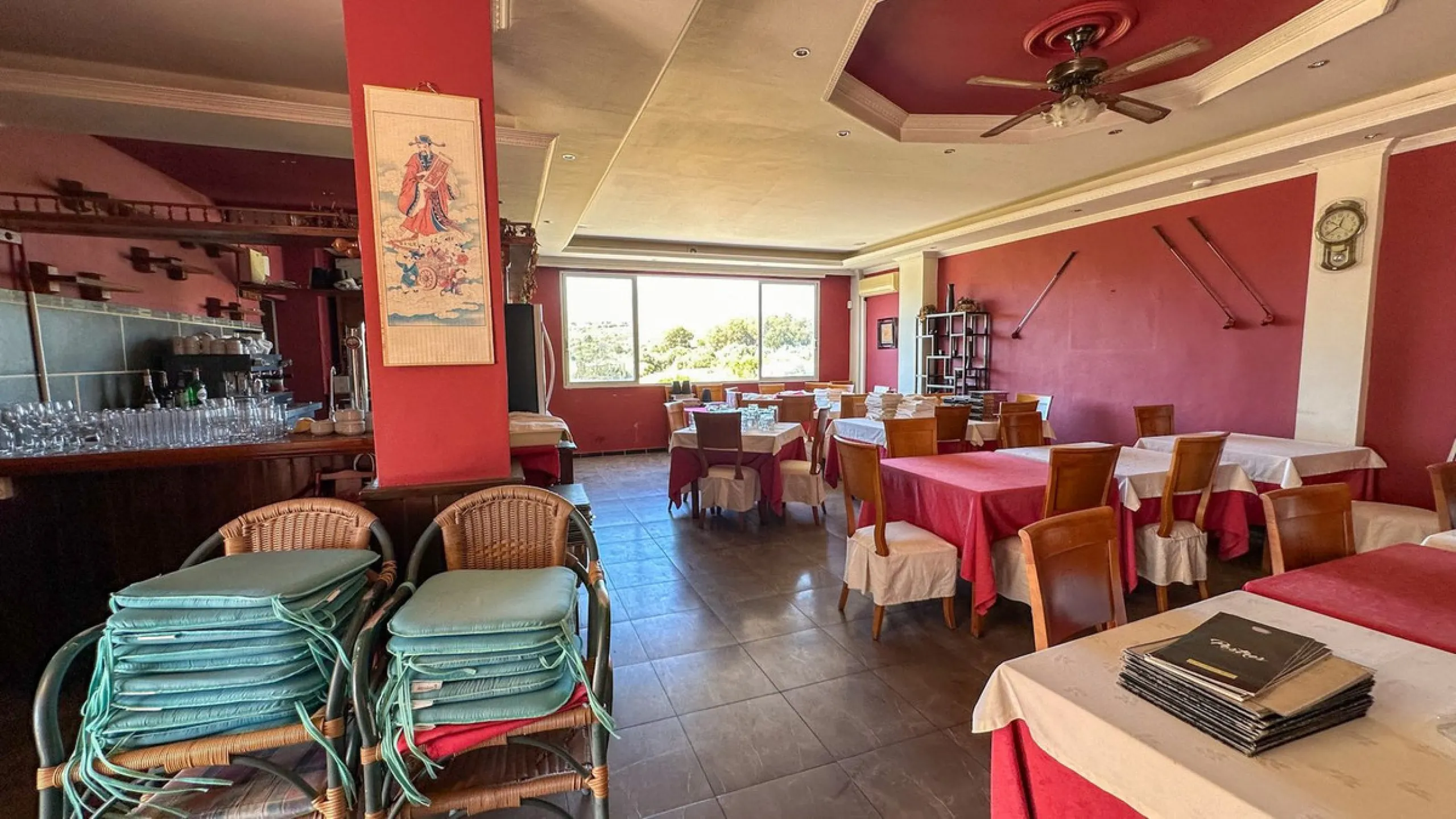 High visibility location, close to Mercadona Bel Air. Fronting N340, this office is located in a upgrowing comercial center, with many parking spaces in front of it. It has a beautiful panoramic country / mountain views...