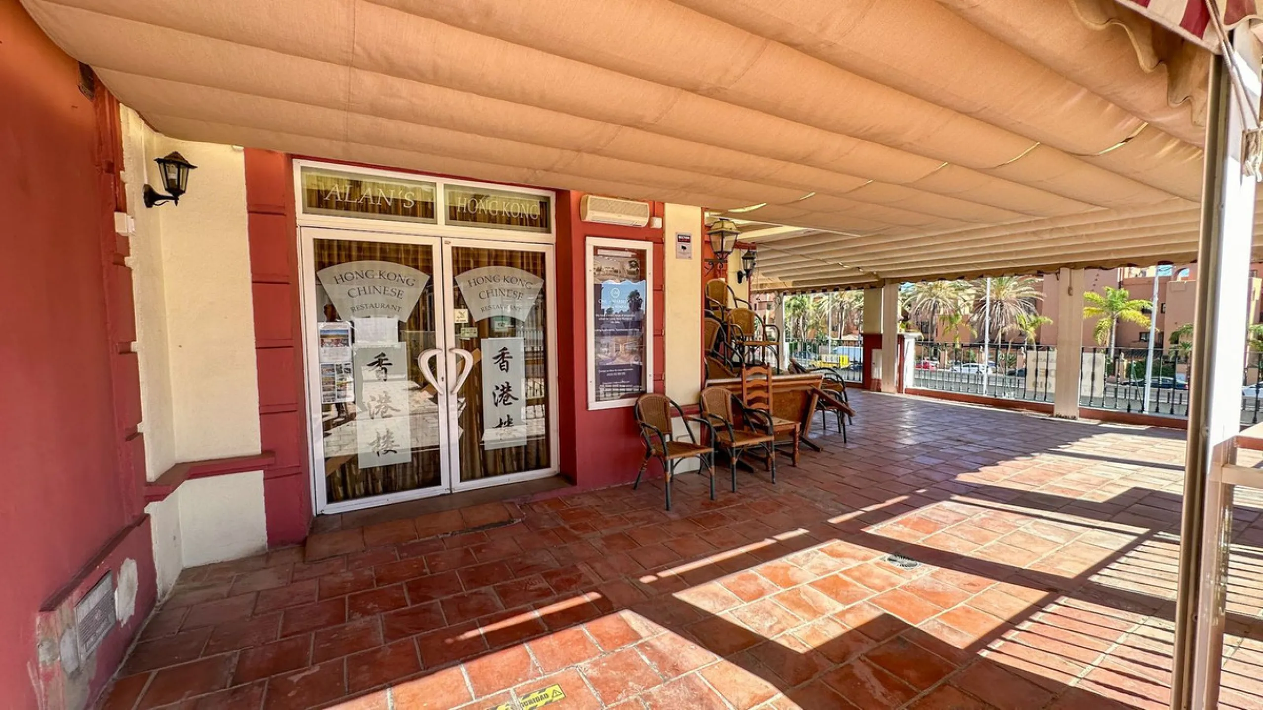 High visibility location, close to Mercadona Bel Air. Fronting N340, this office is located in a upgrowing comercial center, with many parking spaces in front of it. It has a beautiful panoramic country / mountain views...