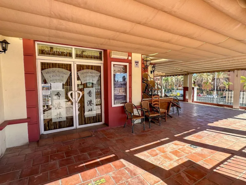High visibility location, close to Mercadona Bel Air. Fronting N340, this office is located in a upgrowing comercial center, with many parking spaces in front of it. It has a beautiful panoramic country / mountain views...