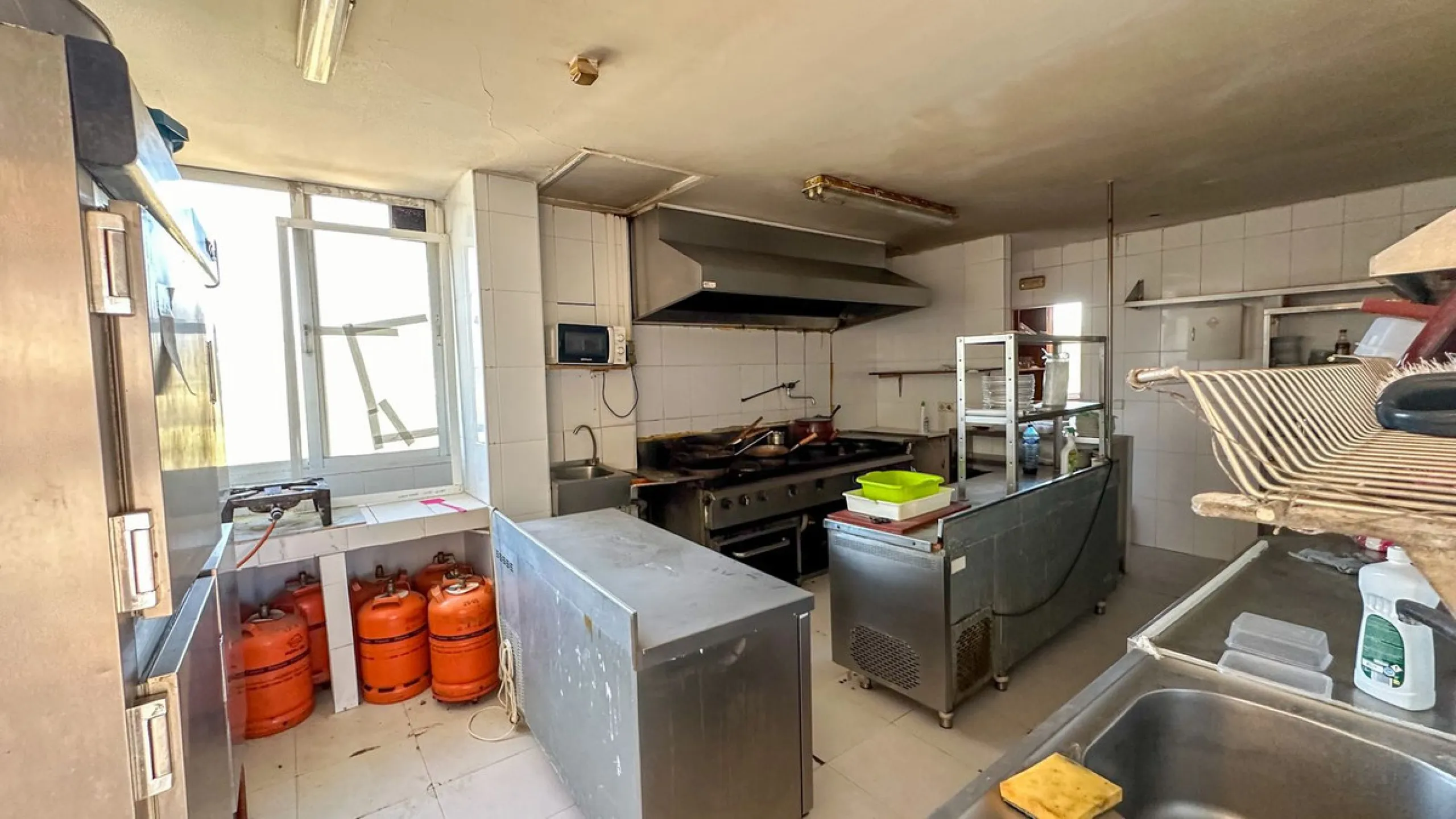 High visibility location, close to Mercadona Bel Air. Fronting N340, this office is located in a upgrowing comercial center, with many parking spaces in front of it. It has a beautiful panoramic country / mountain views...