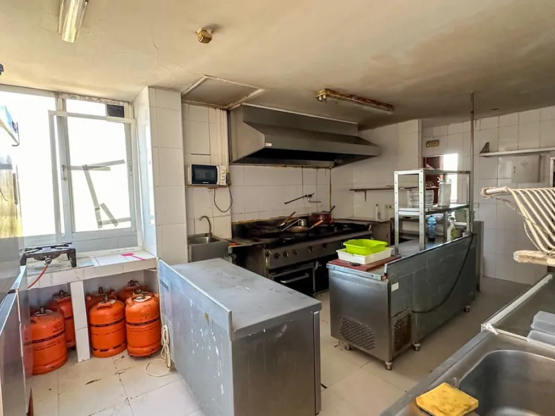 High visibility location, close to Mercadona Bel Air. Fronting N340, this office is located in a upgrowing comercial center, with many parking spaces in front of it. It has a beautiful panoramic country / mountain views...