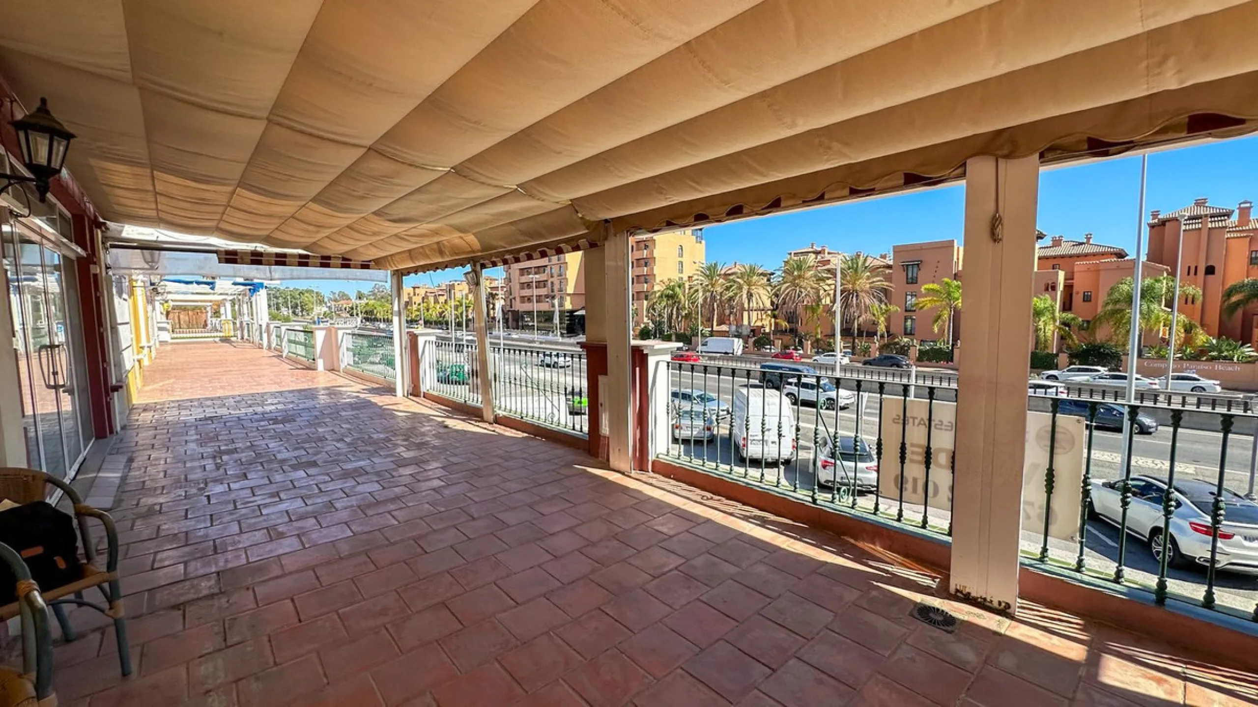 High visibility location, close to Mercadona Bel Air. Fronting N340, this office is located in a upgrowing comercial center, with many parking spaces in front of it. It has a beautiful panoramic country / mountain views...