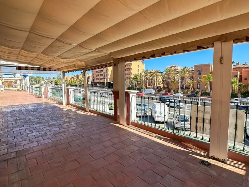 High visibility location, close to Mercadona Bel Air. Fronting N340, this office is located in a upgrowing comercial center, with many parking spaces in front of it. It has a beautiful panoramic country / mountain views...