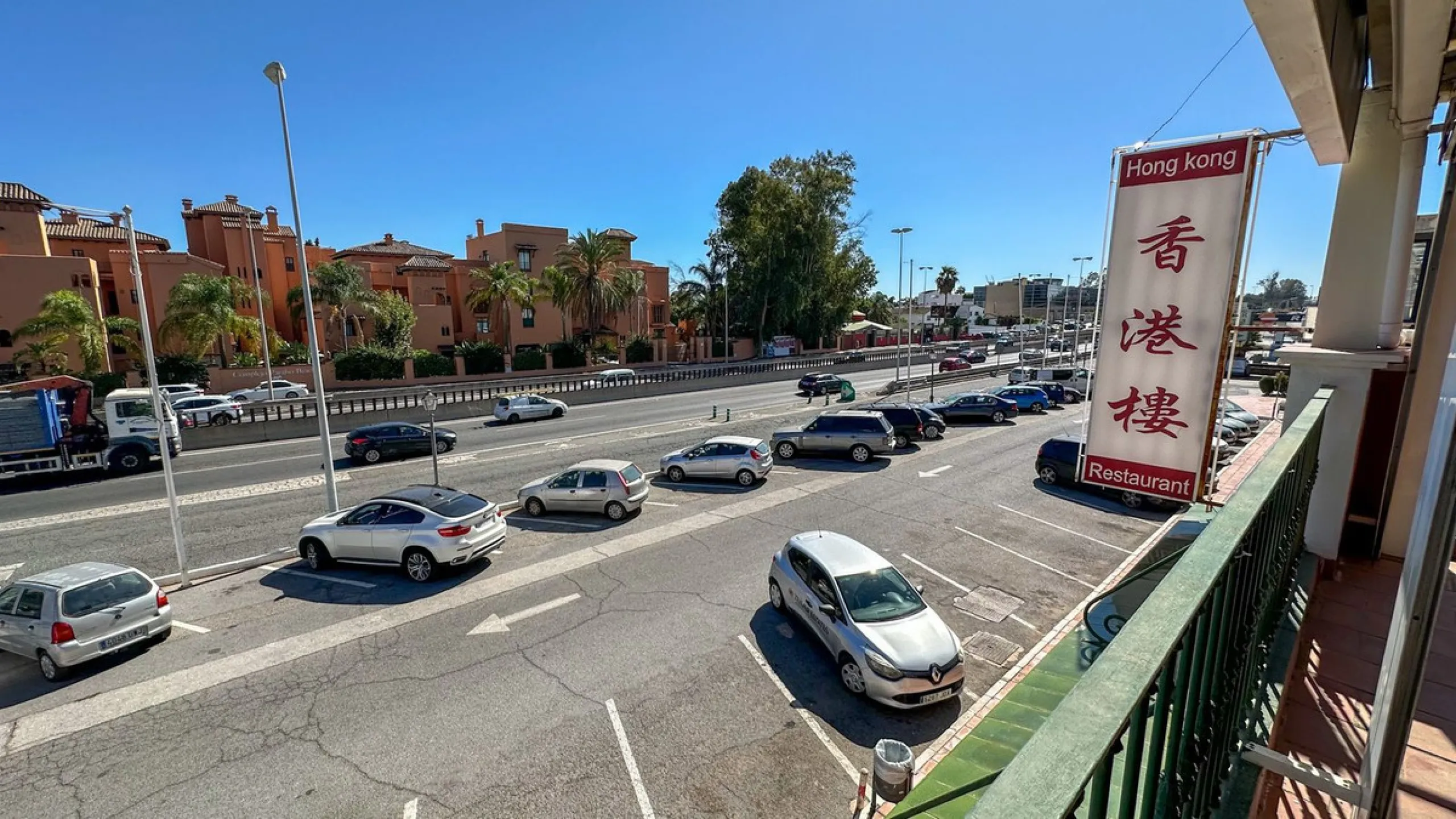 High visibility location, close to Mercadona Bel Air. Fronting N340, this office is located in a upgrowing comercial center, with many parking spaces in front of it. It has a beautiful panoramic country / mountain views...