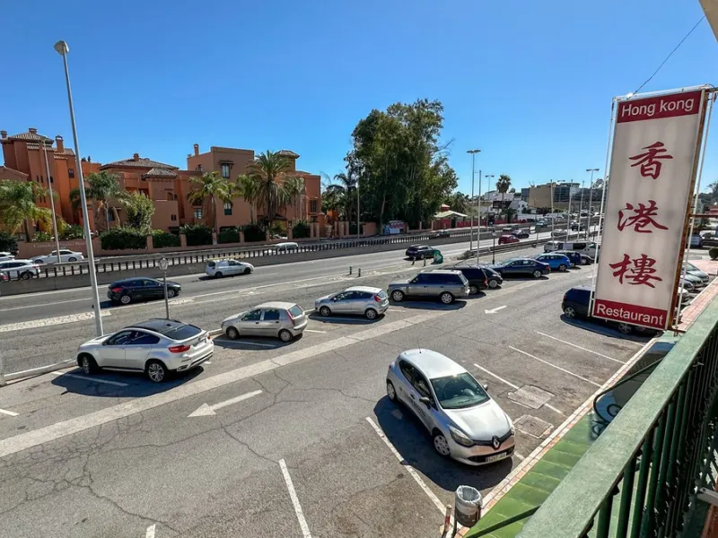 High visibility location, close to Mercadona Bel Air. Fronting N340, this office is located in a upgrowing comercial center, with many parking spaces in front of it. It has a beautiful panoramic country / mountain views...