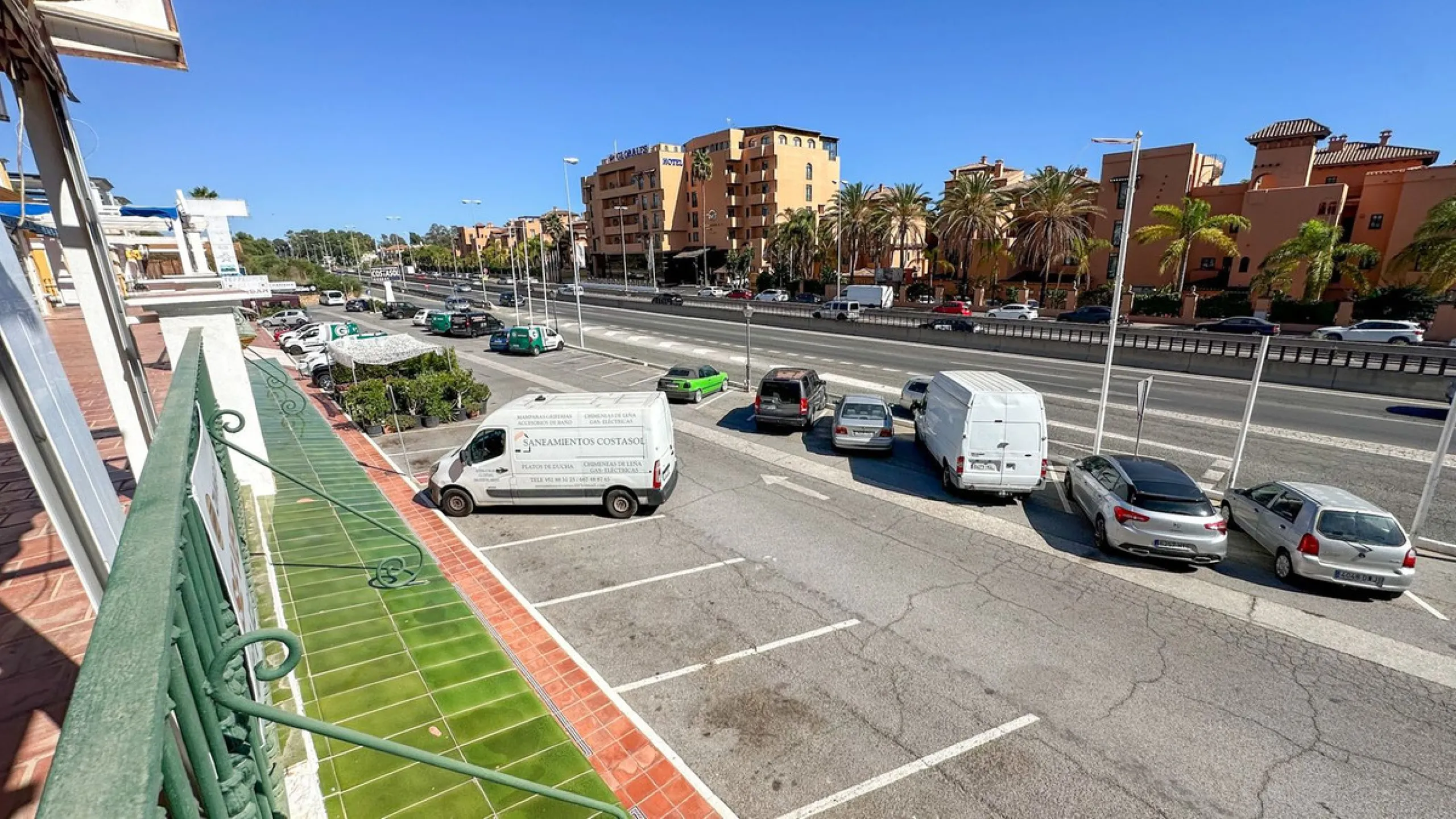 High visibility location, close to Mercadona Bel Air. Fronting N340, this office is located in a upgrowing comercial center, with many parking spaces in front of it. It has a beautiful panoramic country / mountain views...