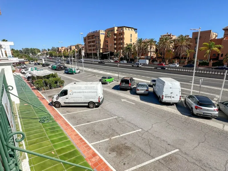 High visibility location, close to Mercadona Bel Air. Fronting N340, this office is located in a upgrowing comercial center, with many parking spaces in front of it. It has a beautiful panoramic country / mountain views...