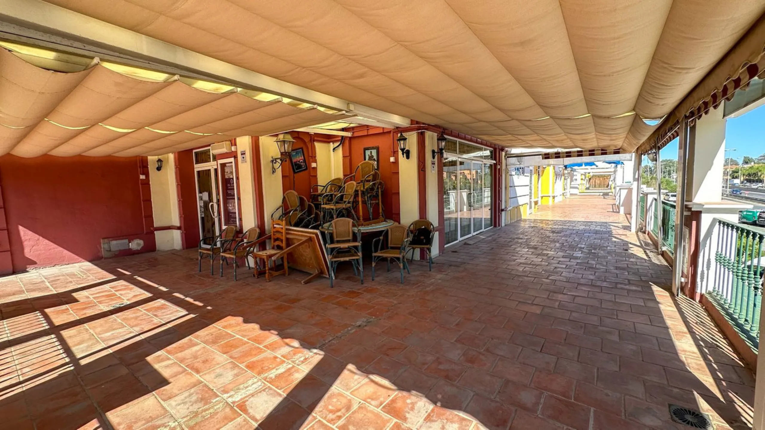 High visibility location, close to Mercadona Bel Air. Fronting N340, this office is located in a upgrowing comercial center, with many parking spaces in front of it. It has a beautiful panoramic country / mountain views...