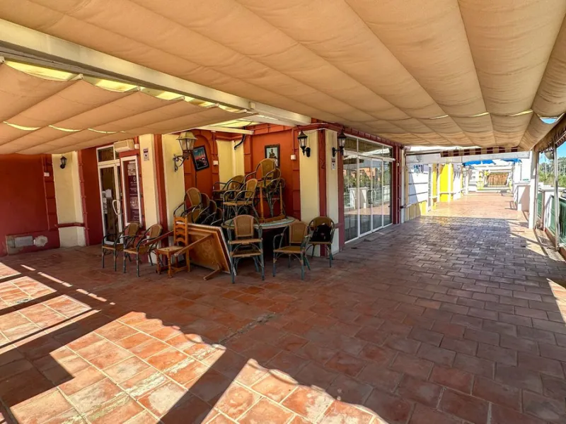High visibility location, close to Mercadona Bel Air. Fronting N340, this office is located in a upgrowing comercial center, with many parking spaces in front of it. It has a beautiful panoramic country / mountain views...