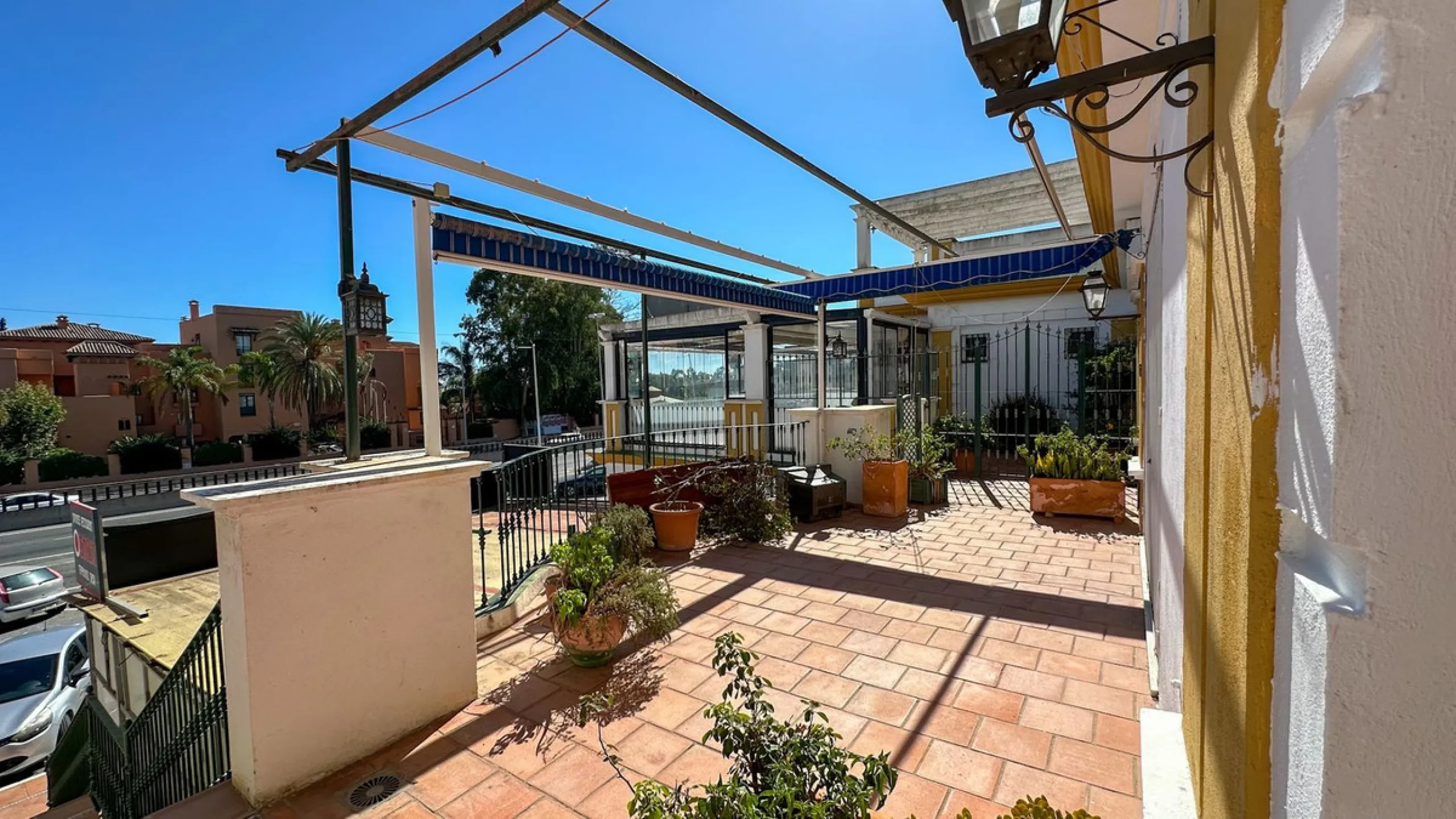 High visibility location, close to Mercadona Bel Air. Fronting N340, this office is located in a upgrowing comercial center, with many parking spaces in front of it. It has a beautiful panoramic country / mountain views...