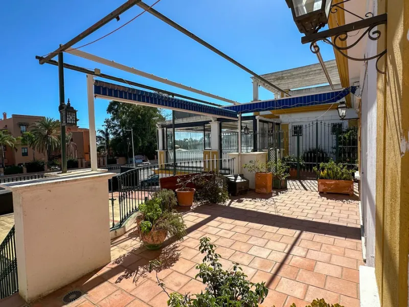 High visibility location, close to Mercadona Bel Air. Fronting N340, this office is located in a upgrowing comercial center, with many parking spaces in front of it. It has a beautiful panoramic country / mountain views...